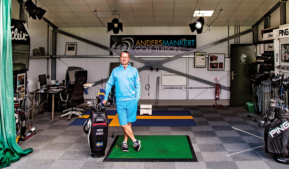 Anders with golf bag standing in the golf studio